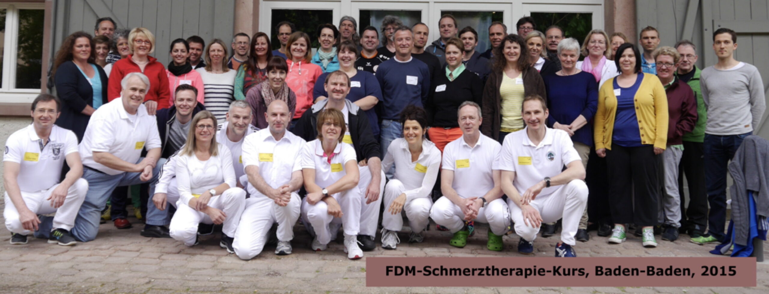 Gruppenfoto FDM-Academy Dr. Kurz. Im Vordergrund: Dr. Kurz und sein Assisitententeam. Im Hintergrund: die Kursteilnehmer